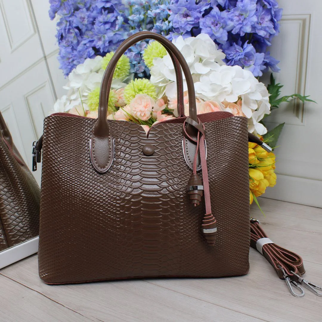 Сумка через плече кольору капучіно для мінімалістки з шкіри