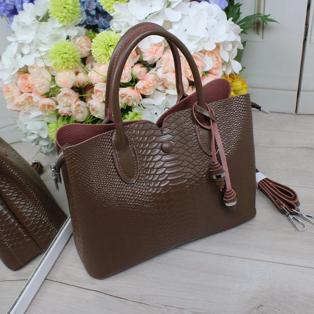 Сумка через плече кольору капучіно для мінімалістки з шкіри