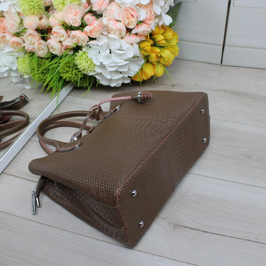 Сумка через плече кольору капучіно для мінімалістки з шкіри