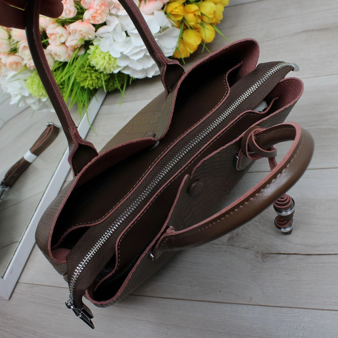 Сумка через плече кольору капучіно для мінімалістки з шкіри