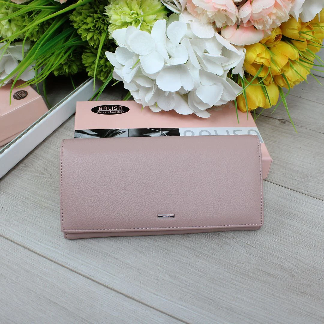 Жіночий гаманець пудрового кольору — компактний і зручний вибір