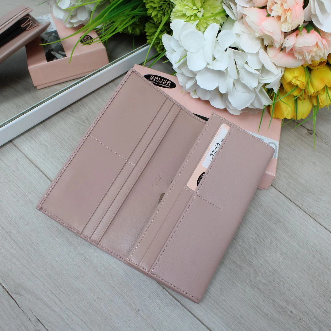 Жіночий гаманець пудрового кольору — компактний і зручний вибір