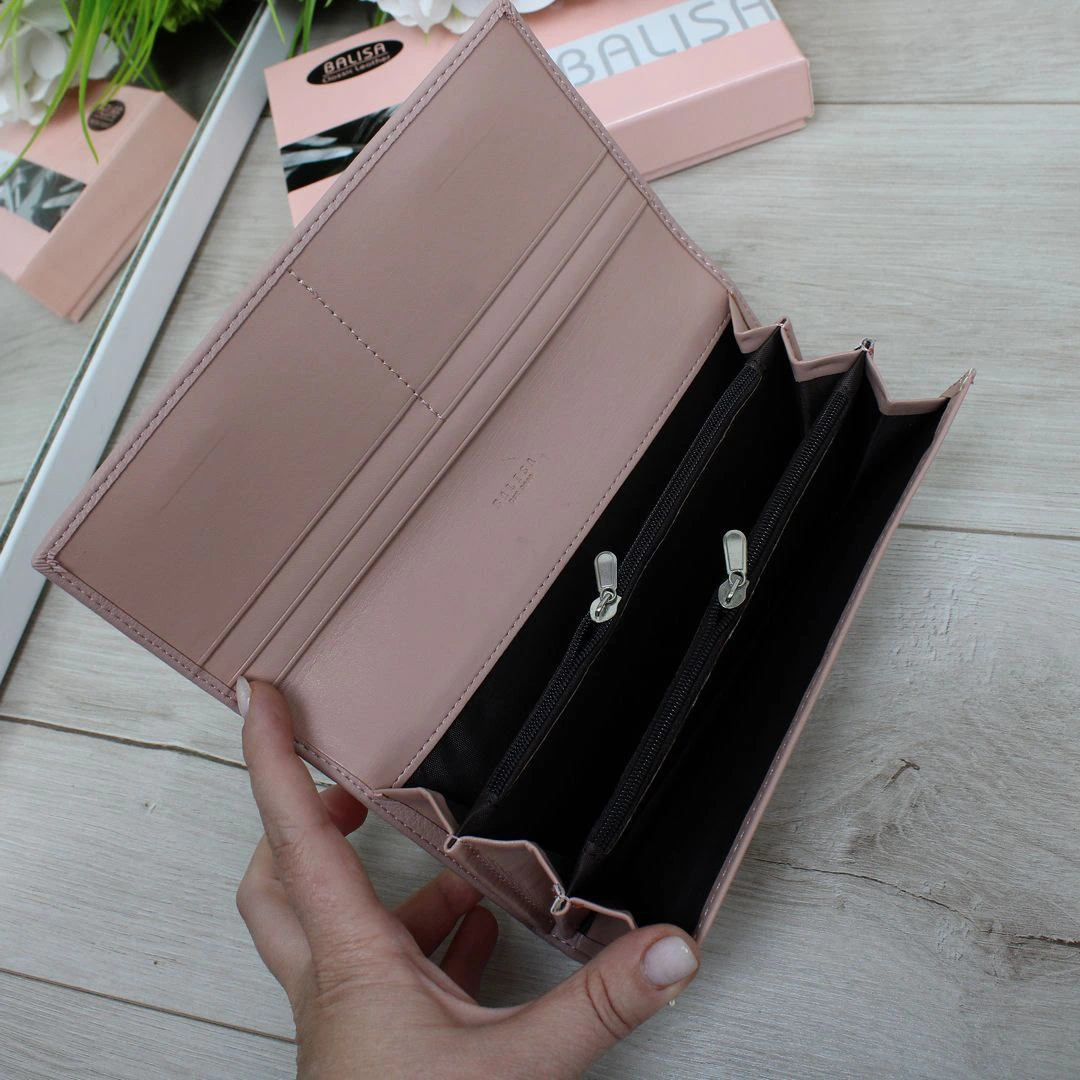 Жіночий гаманець пудрового кольору — компактний і зручний вибір