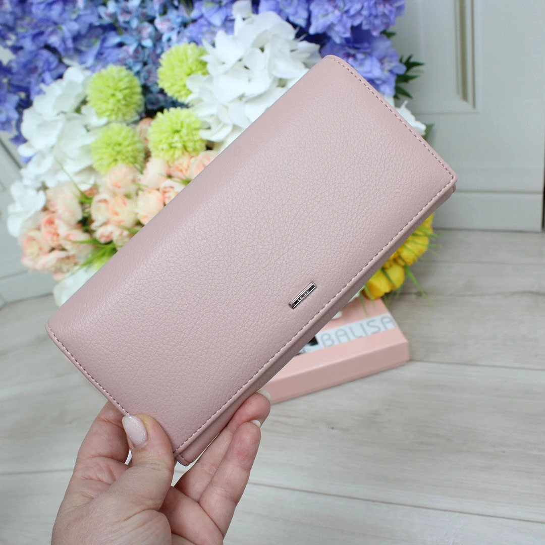 Жіночий гаманець пудрового кольору — компактний і зручний вибір