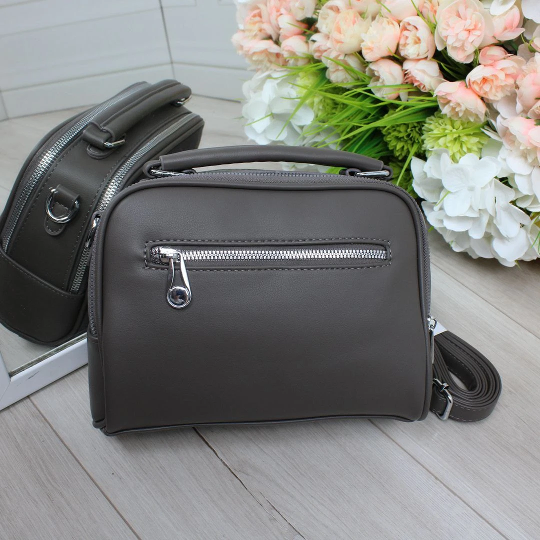 Сіра компактна сумка через плече для подорожей та щоденних турбот