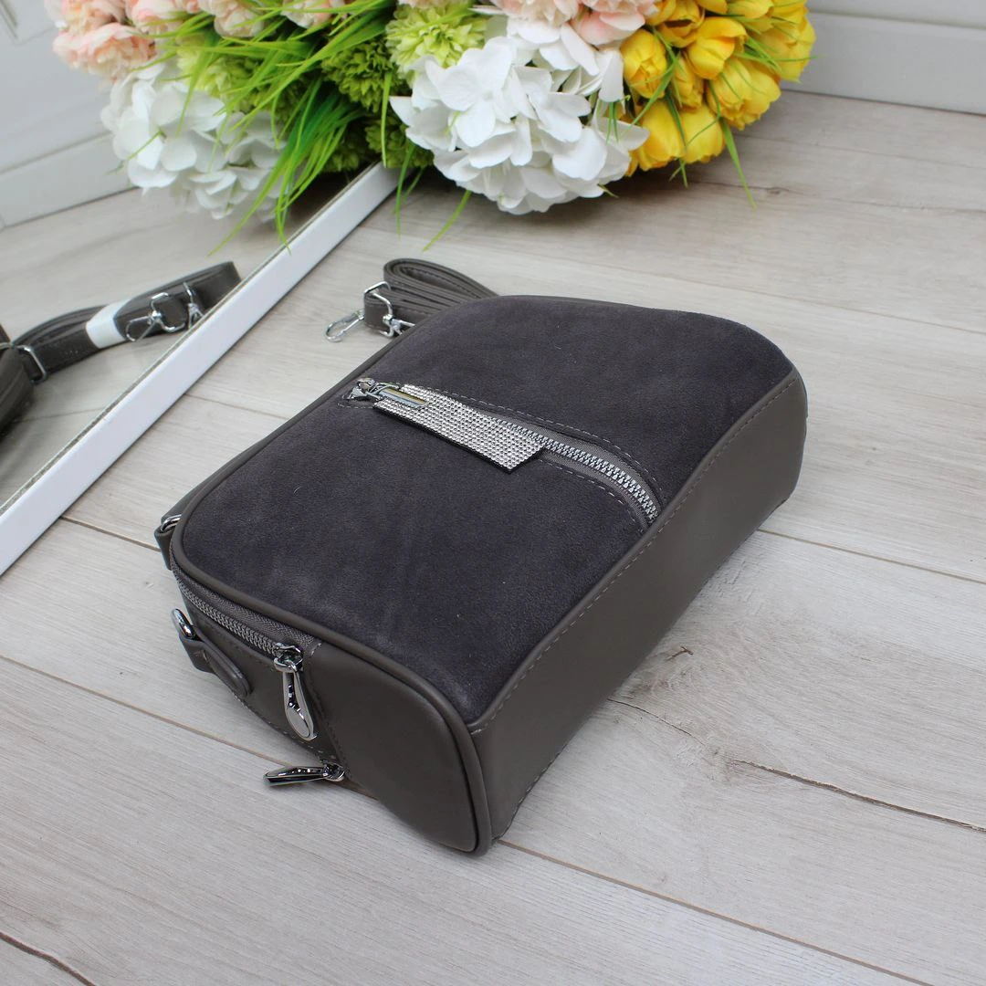 Сіра компактна сумка через плече для подорожей та щоденних турбот