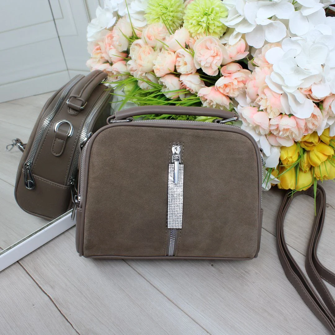 Сумка через плече кольору капучіно з еко шкіри для прогулянок