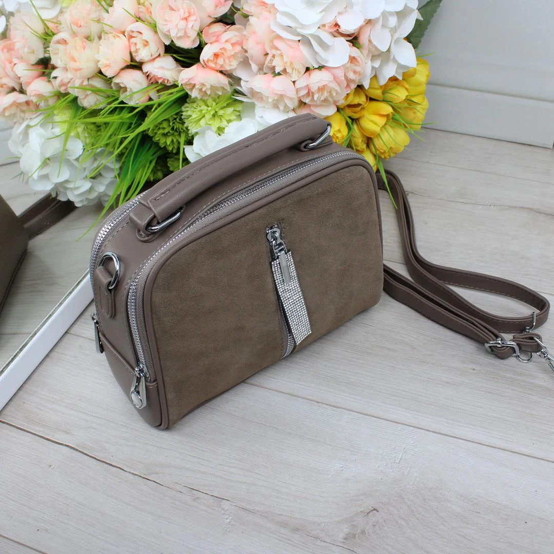 Сумка через плече кольору капучіно з еко шкіри для прогулянок