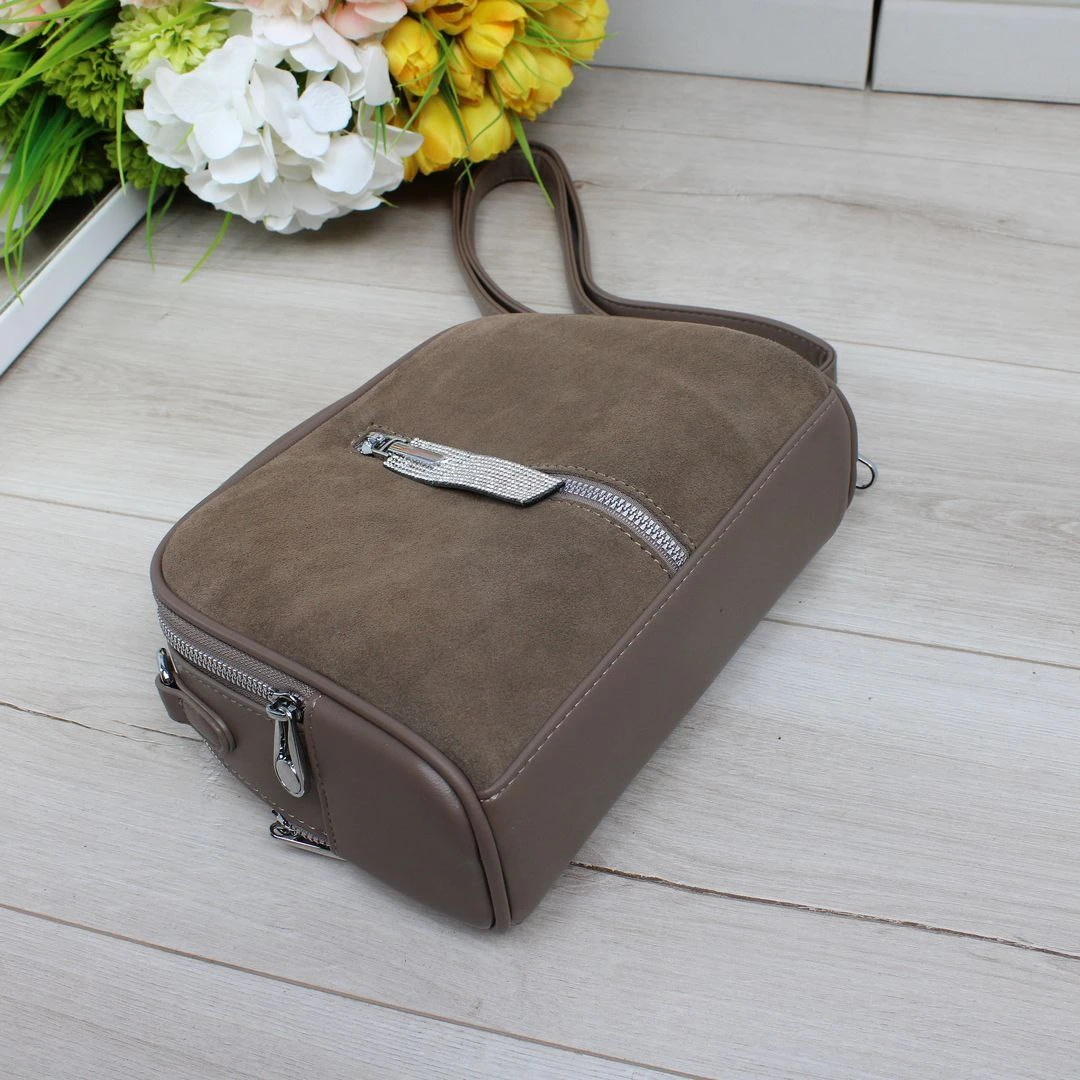 Сумка через плече кольору капучіно з еко шкіри для прогулянок