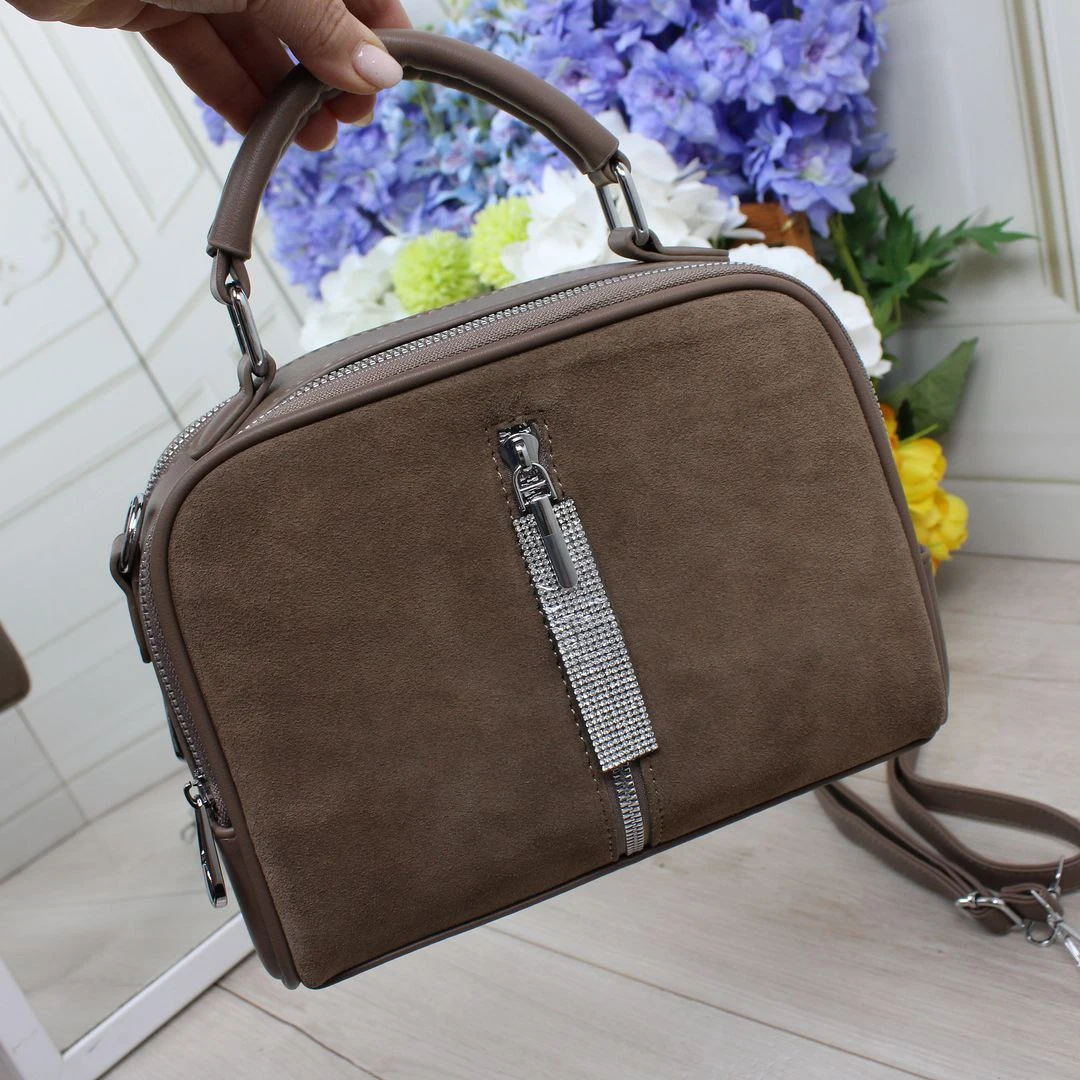 Сумка через плече кольору капучіно з еко шкіри для прогулянок