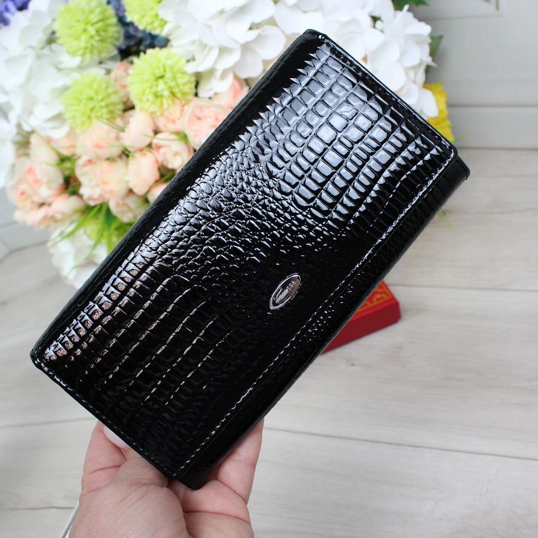 Жіночий чорний гаманець із лакованої шкіри