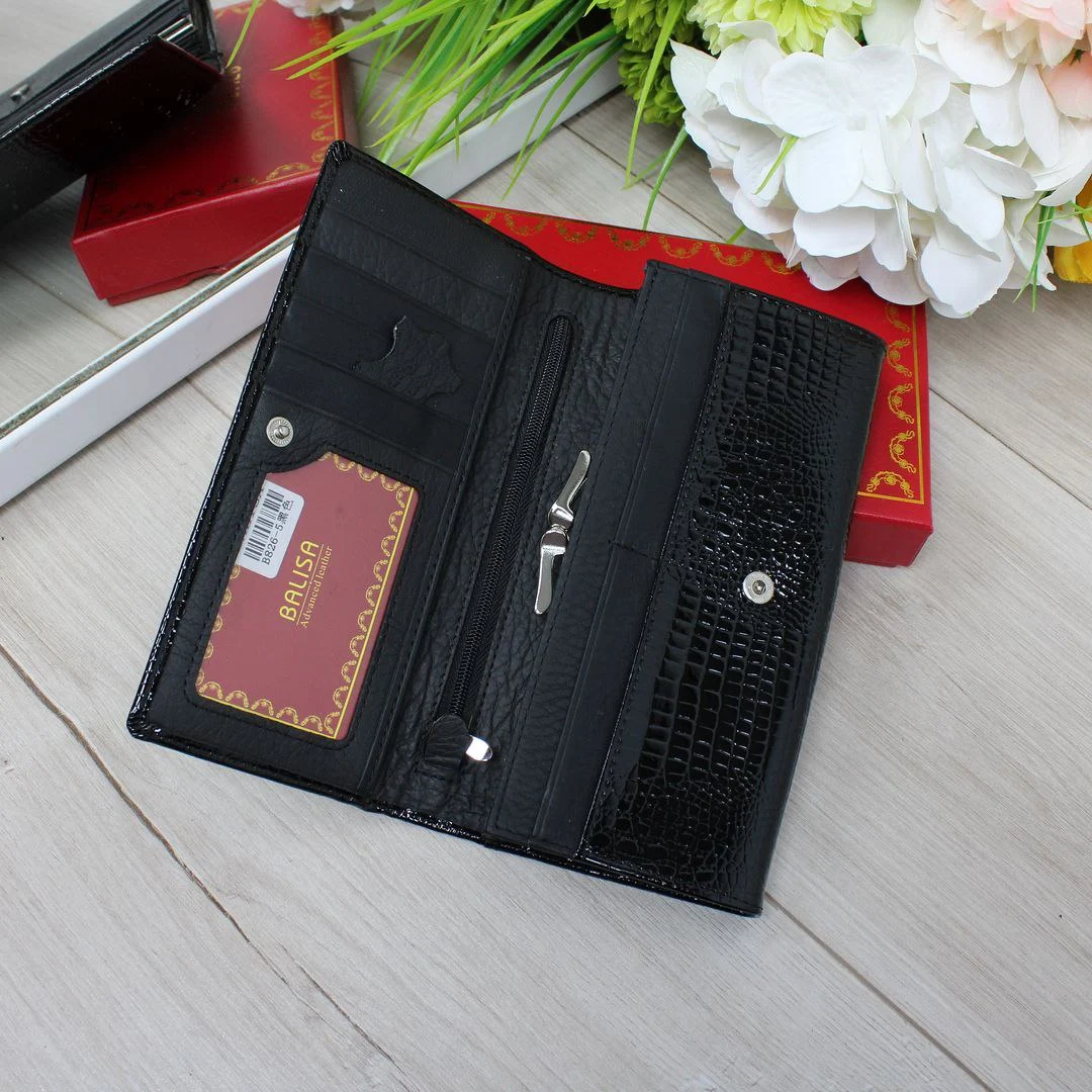 Жіночий чорний гаманець із лакованої шкіри