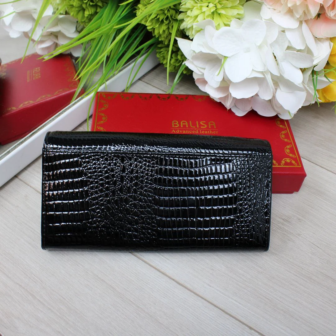 Жіночий чорний гаманець із лакованої шкіри