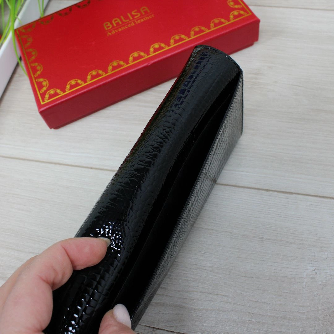 Жіночий чорний гаманець із лакованої шкіри