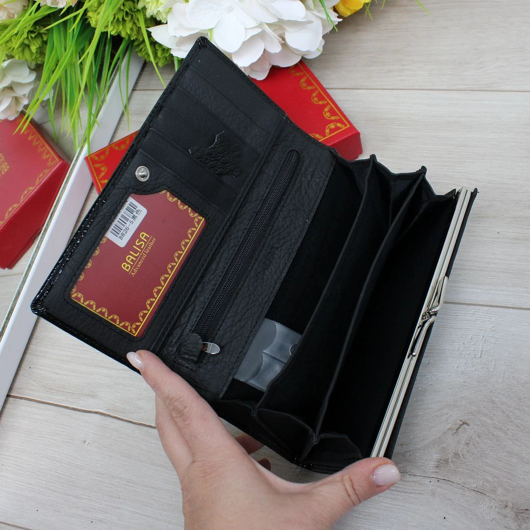 Жіночий чорний гаманець із лакованої шкіри