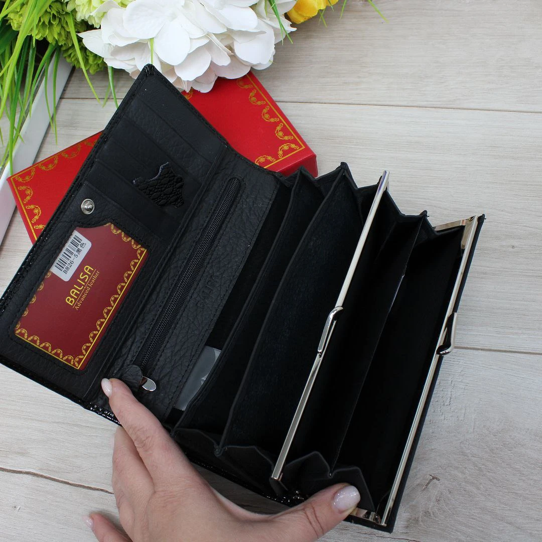Жіночий чорний гаманець із лакованої шкіри