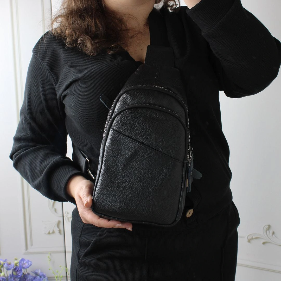 Чоловічий чорний слінг з натуральної шкіри з зовнішніми кишенями