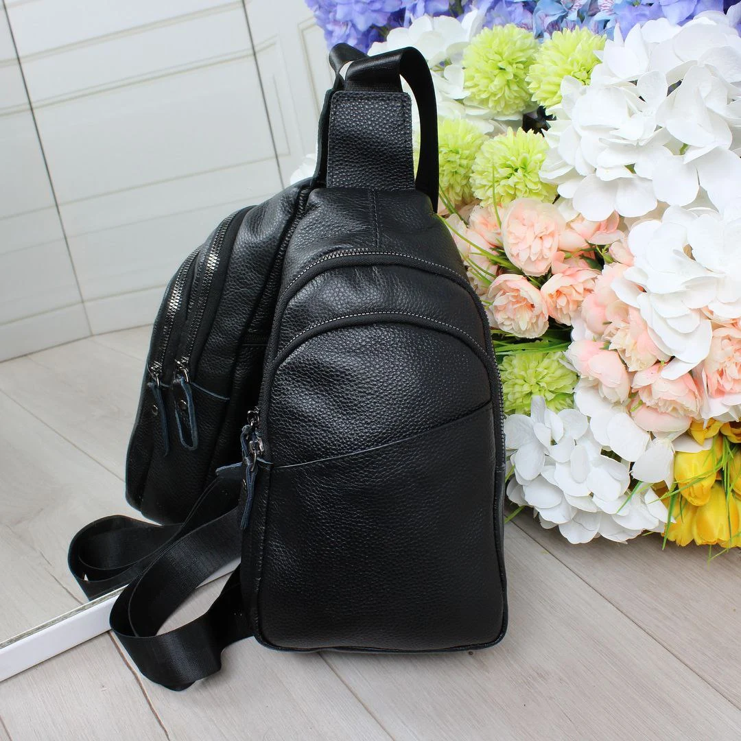 Чоловічий чорний слінг з натуральної шкіри з зовнішніми кишенями