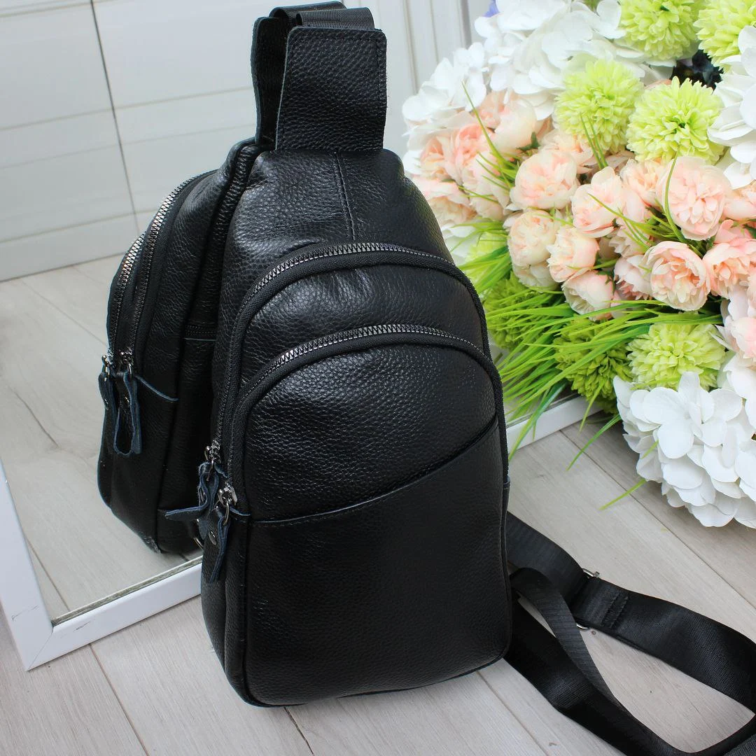 Чоловічий чорний слінг з натуральної шкіри з зовнішніми кишенями