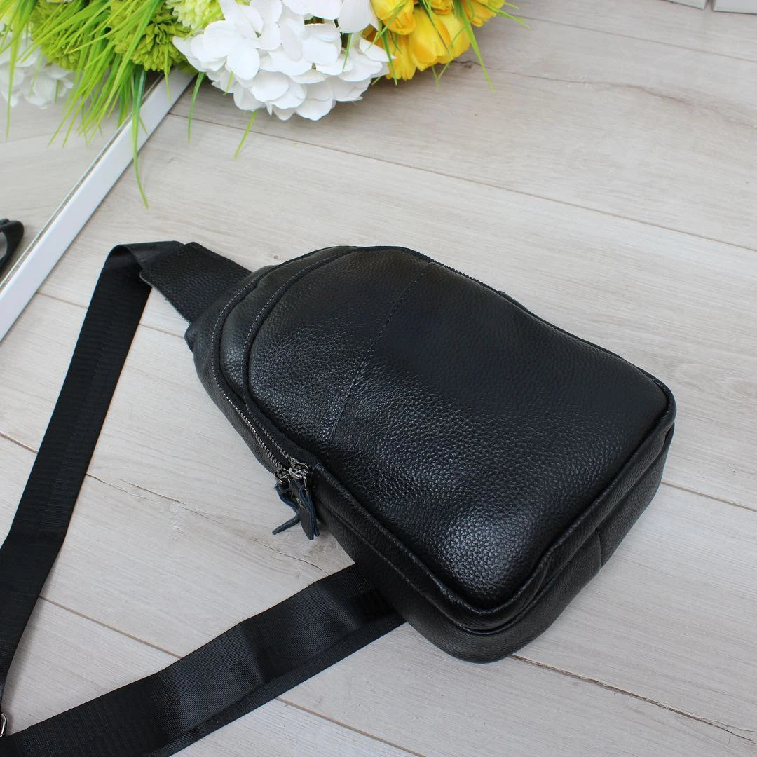 Чоловічий чорний слінг з натуральної шкіри з зовнішніми кишенями