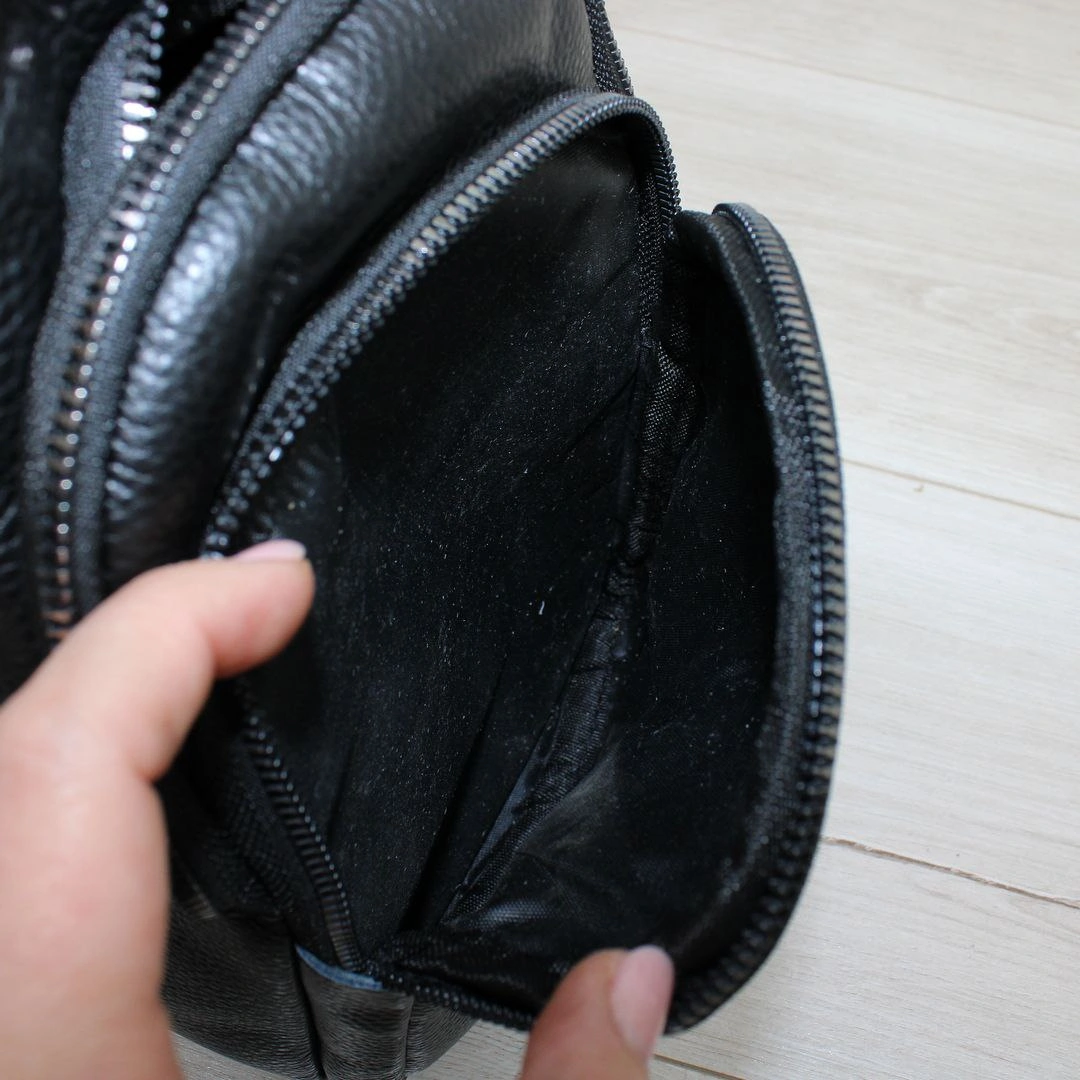 Чоловічий чорний слінг з натуральної шкіри з зовнішніми кишенями