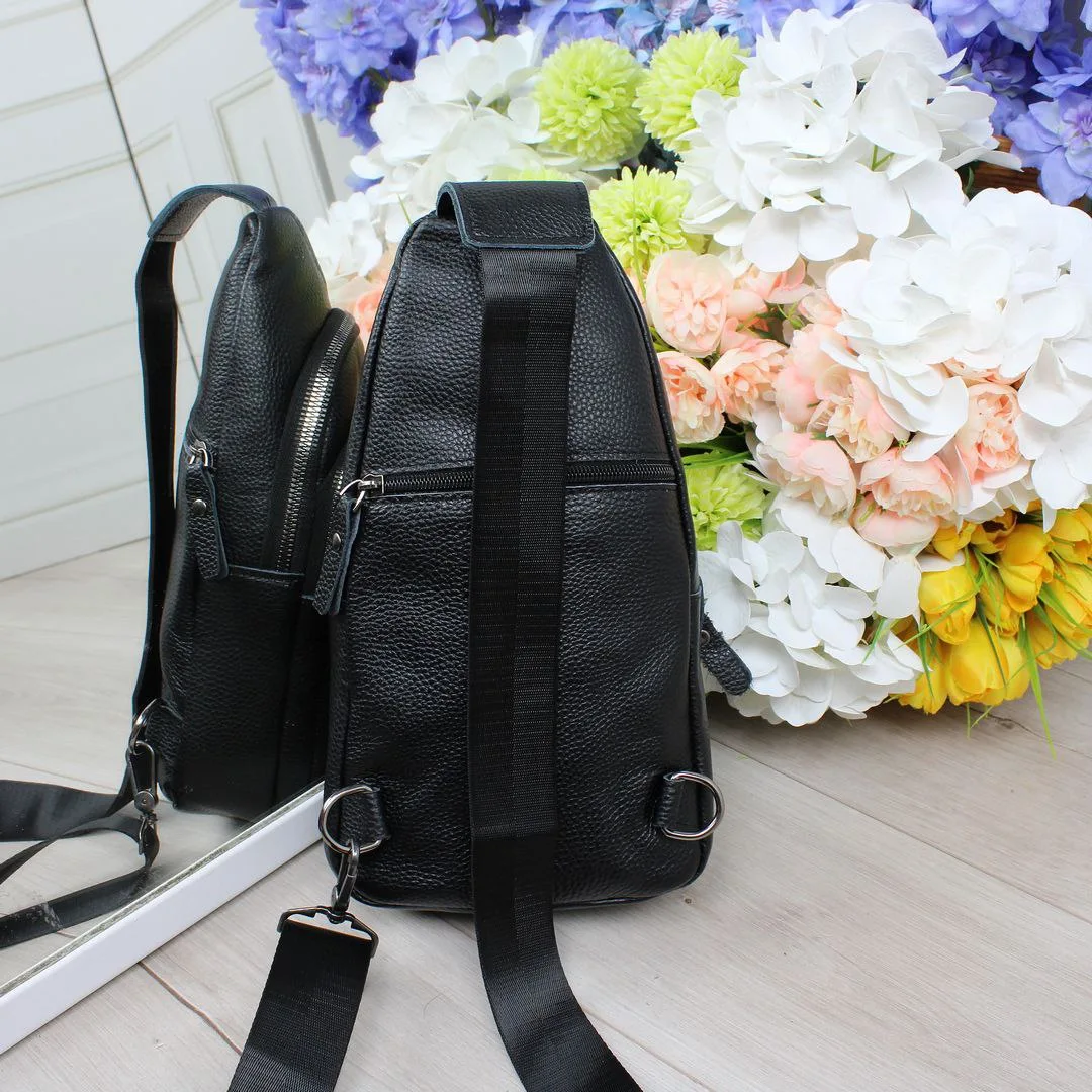 Чоловічий чорний слінг з натуральної шкіри з зовнішніми кишенями