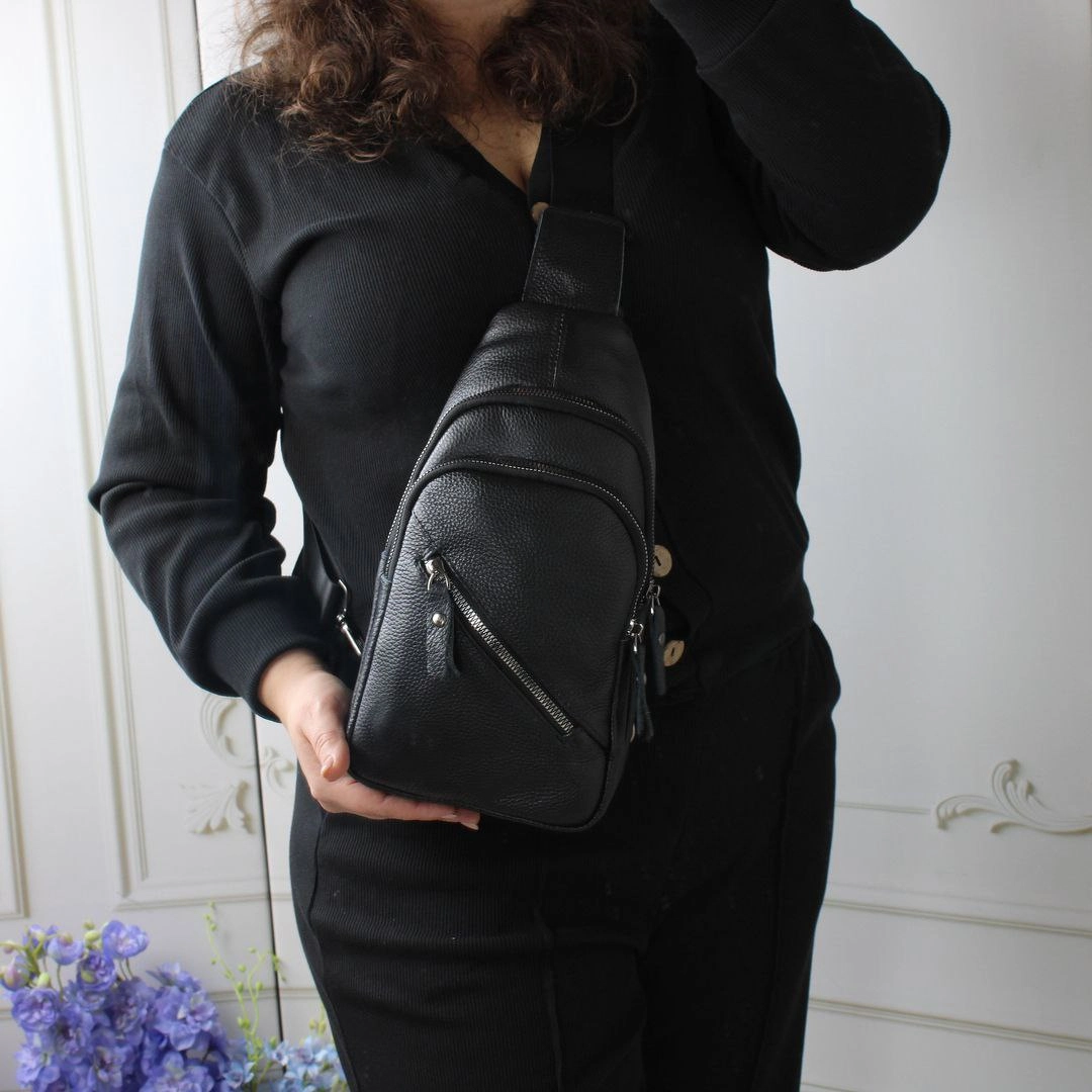 Чоловічий шкіряний слінг чорного кольору з декількома відділеннями