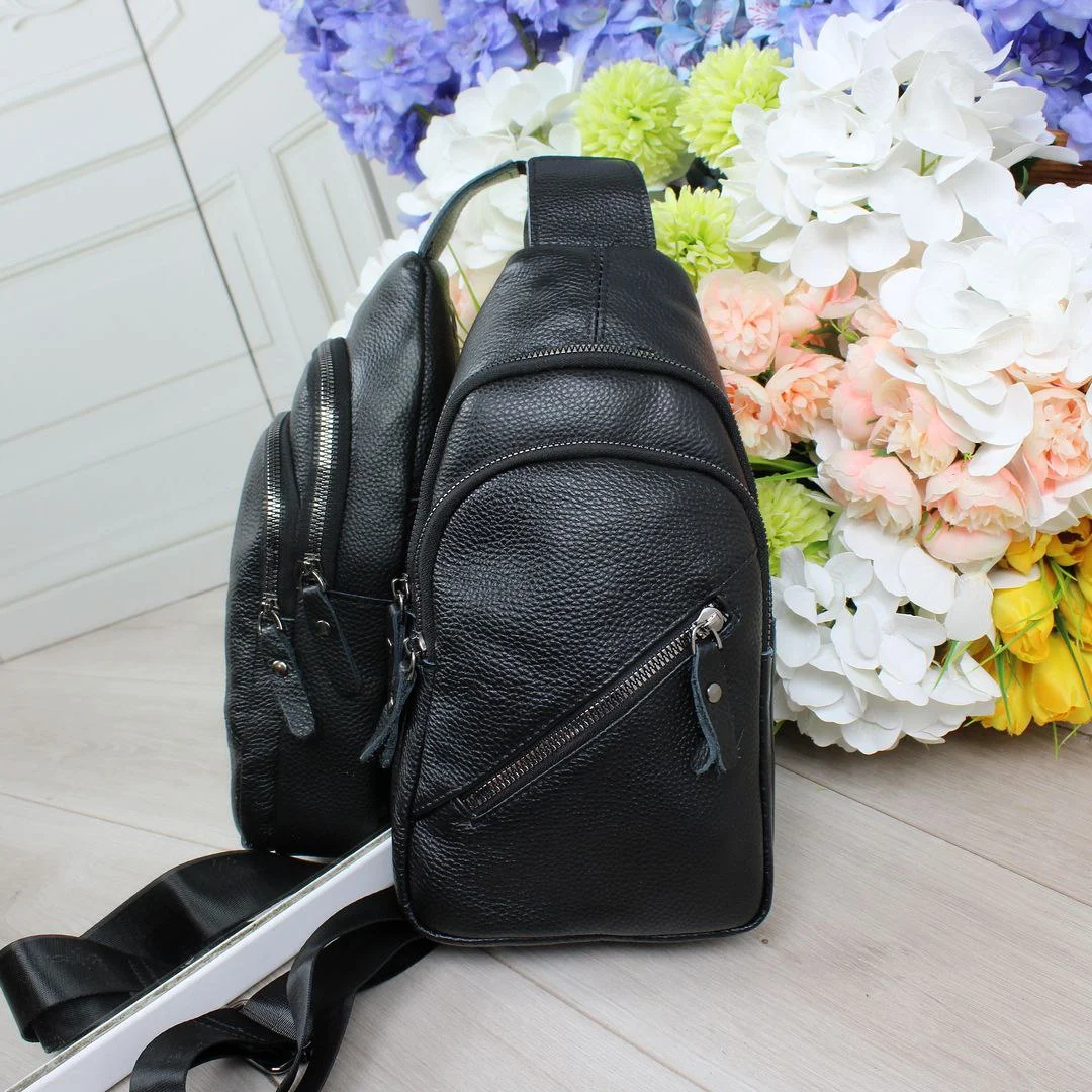 Чоловічий шкіряний слінг чорного кольору з декількома відділеннями