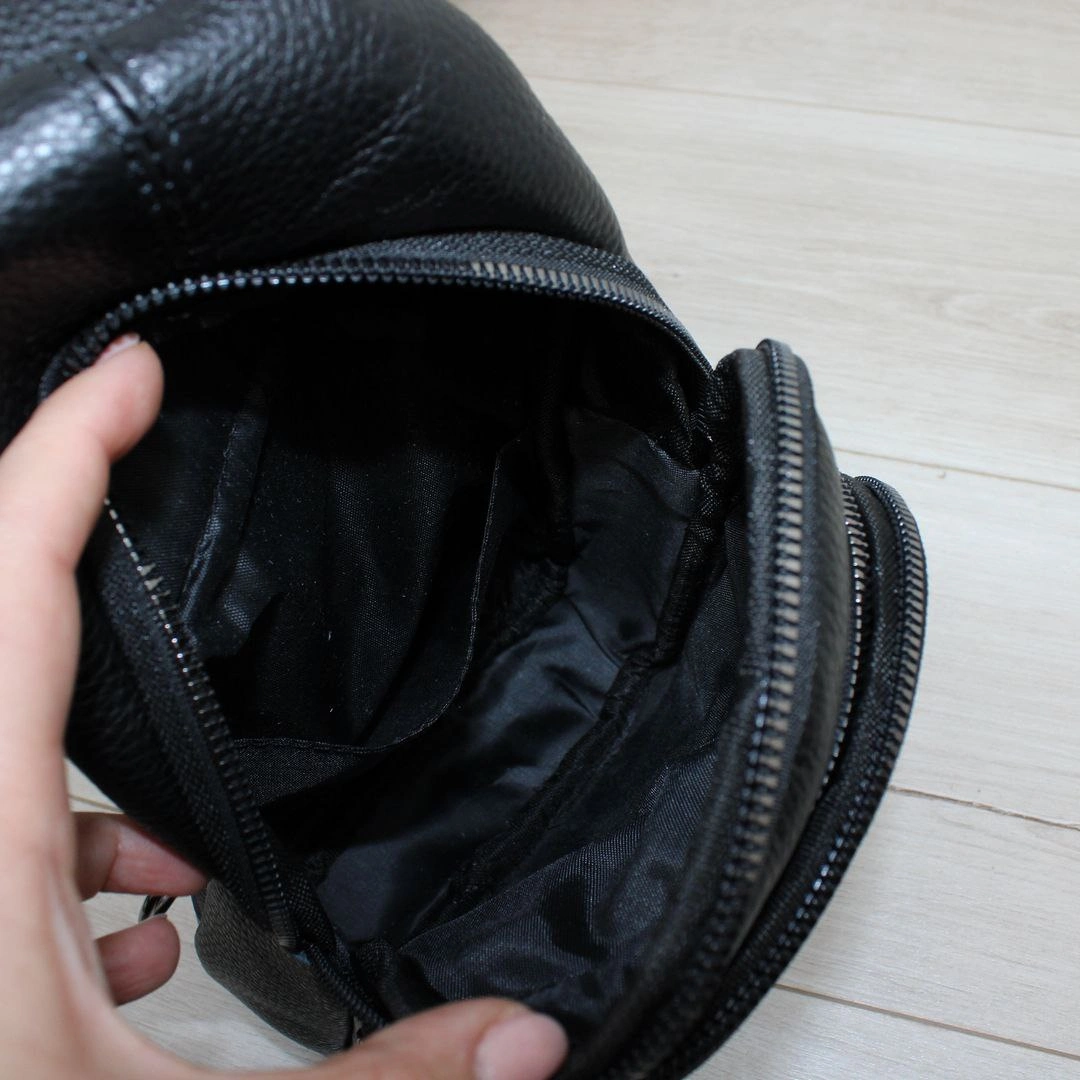 Чоловічий шкіряний слінг чорного кольору з декількома відділеннями