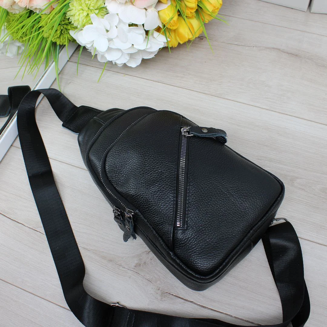 Чоловічий шкіряний слінг чорного кольору з декількома відділеннями