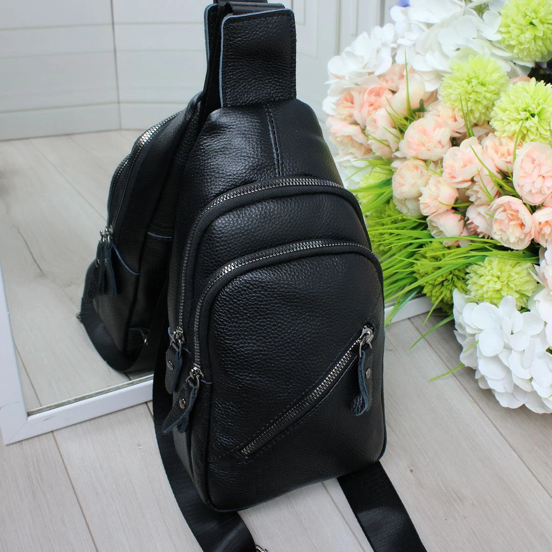 Чоловічий шкіряний слінг чорного кольору з декількома відділеннями