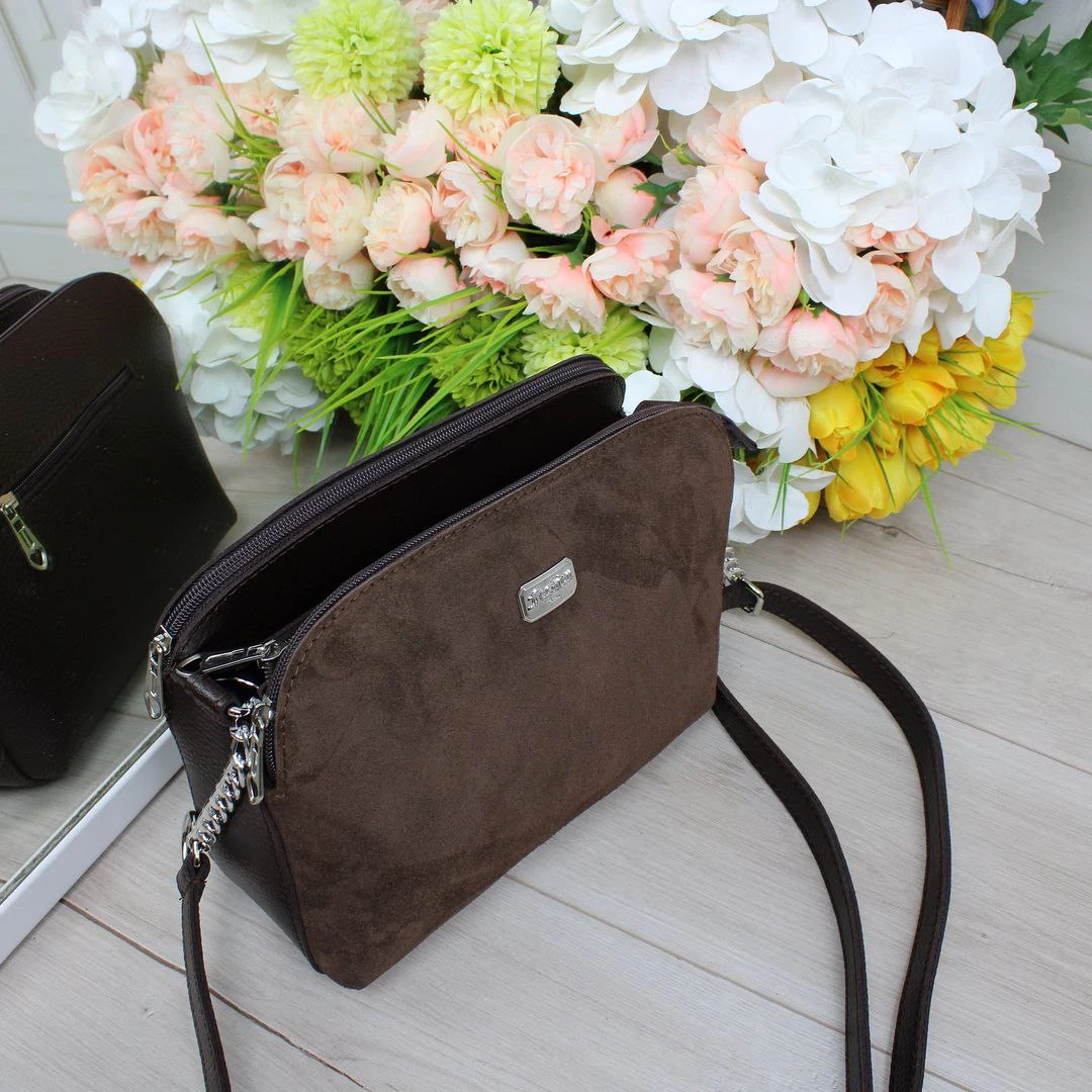 Жіноча сумка шоколадна крос-боді із замші та шкірзаму – теплий акцент до образу