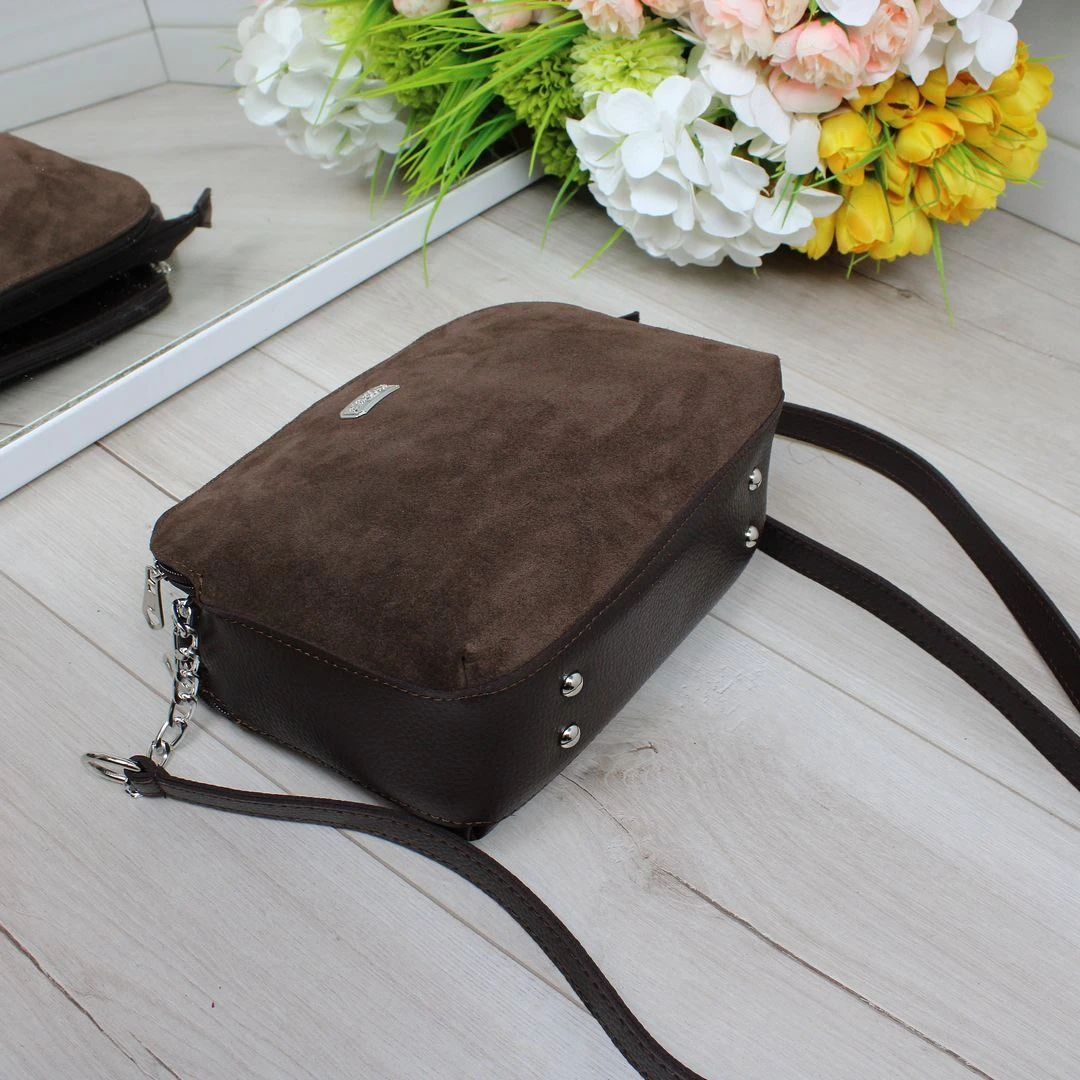 Жіноча сумка шоколадна крос-боді із замші та шкірзаму – теплий акцент до образу