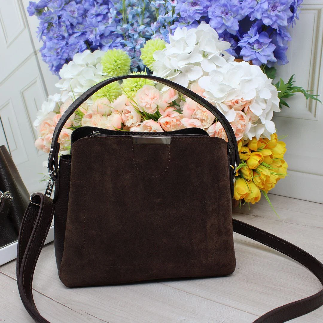 Жіноча сумка  шоколадна через плече, компактна та стильна