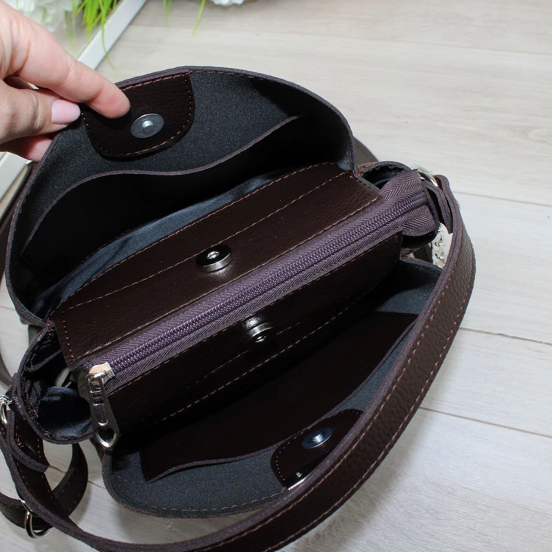 Жіноча сумка  шоколадна через плече, компактна та стильна