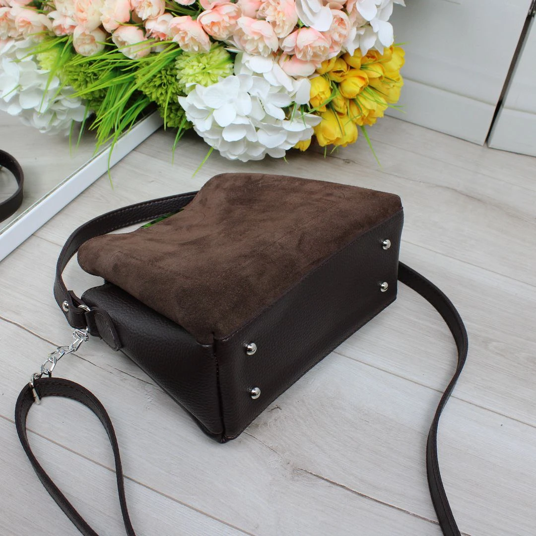 Жіноча сумка  шоколадна через плече, компактна та стильна
