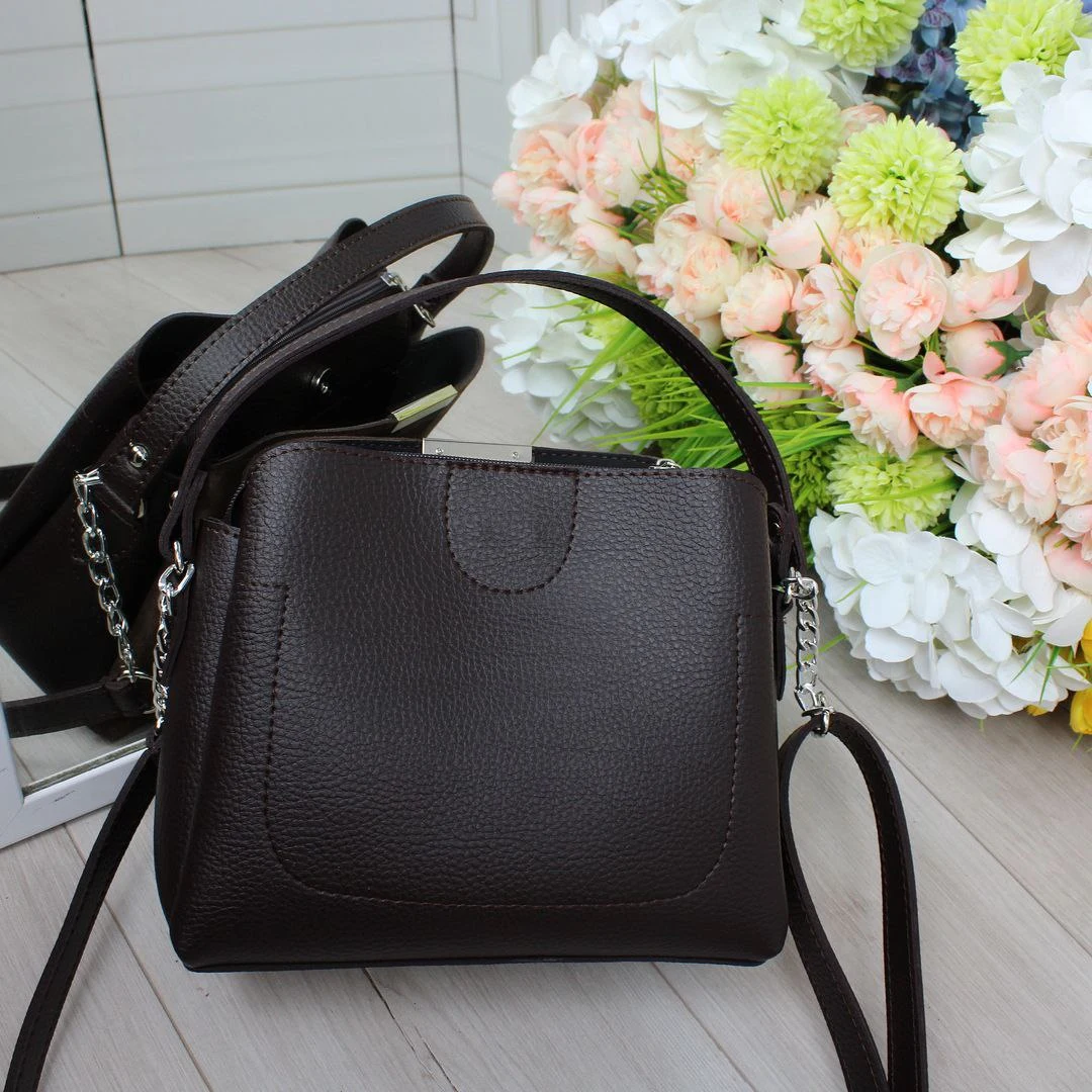 Жіноча сумка  шоколадна через плече, компактна та стильна