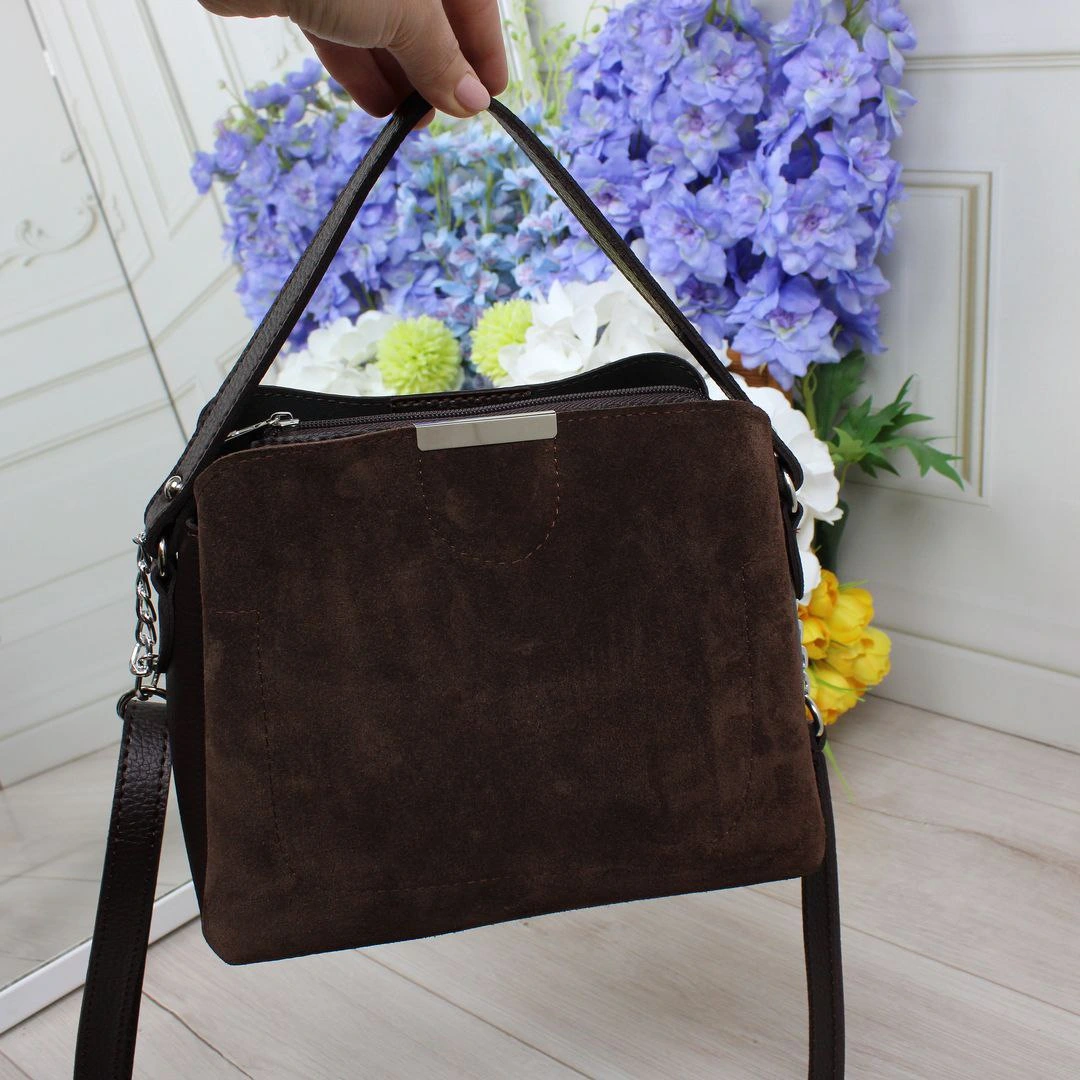 Жіноча сумка  шоколадна через плече, компактна та стильна