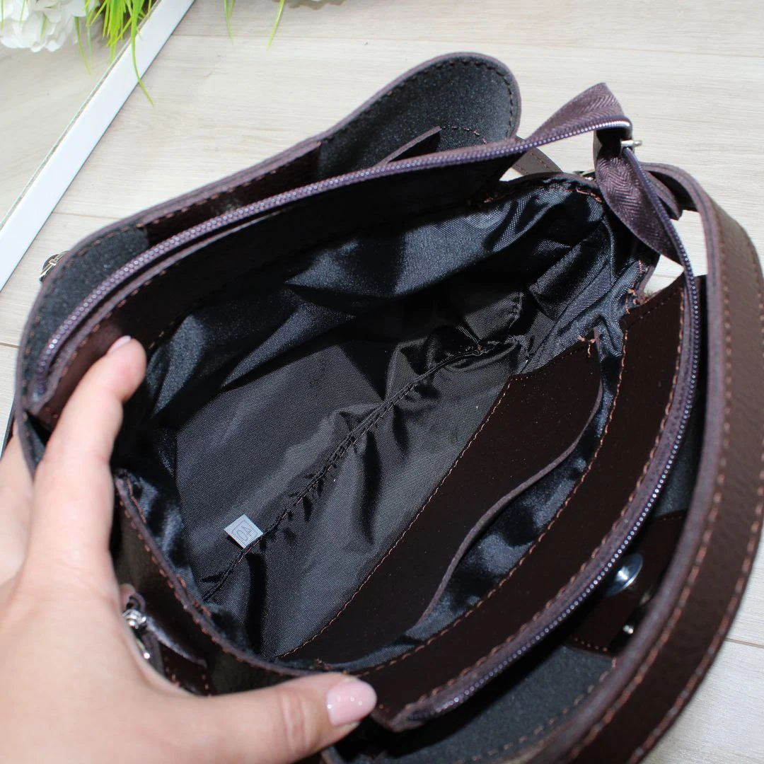 Жіноча сумка  шоколадна через плече, компактна та стильна