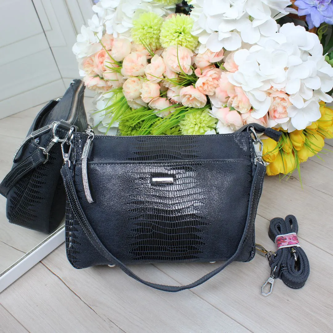 Жіноча блакитна сумочка з натуральної лаз.