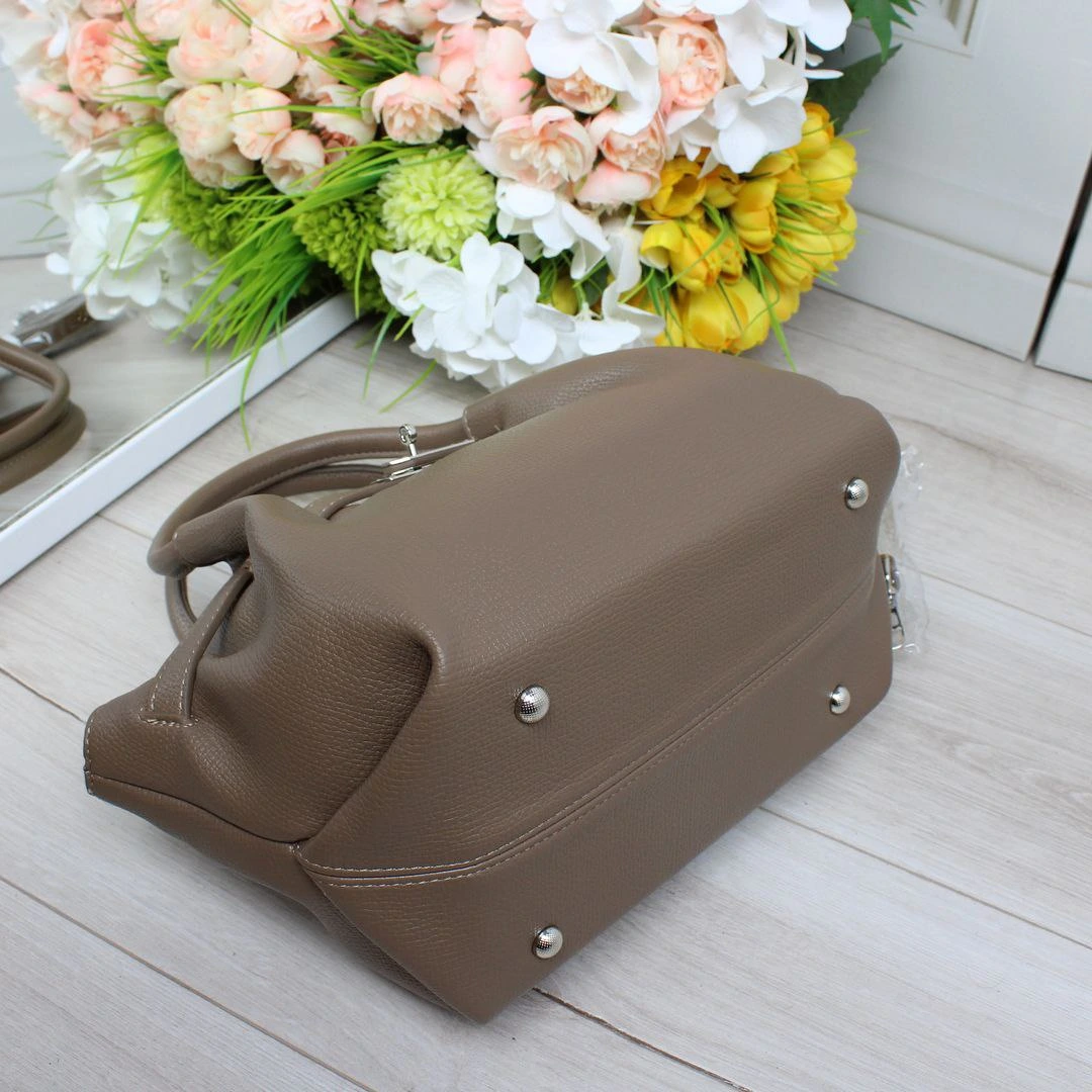 Жіноча сумка-тоут капучіно з екошкіри через плече з регульованим ременем