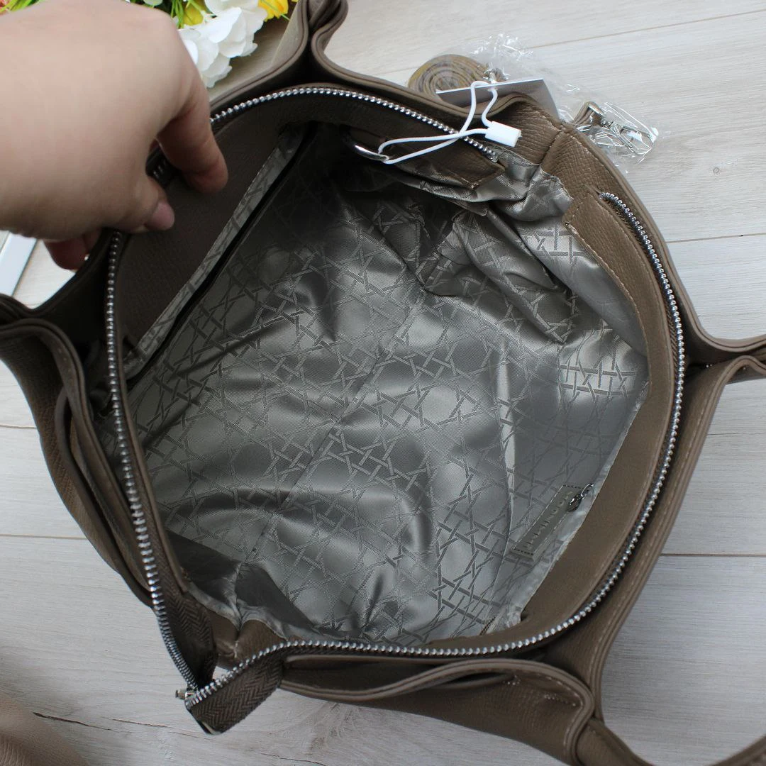 Жіноча сумка-тоут капучіно з екошкіри через плече з регульованим ременем