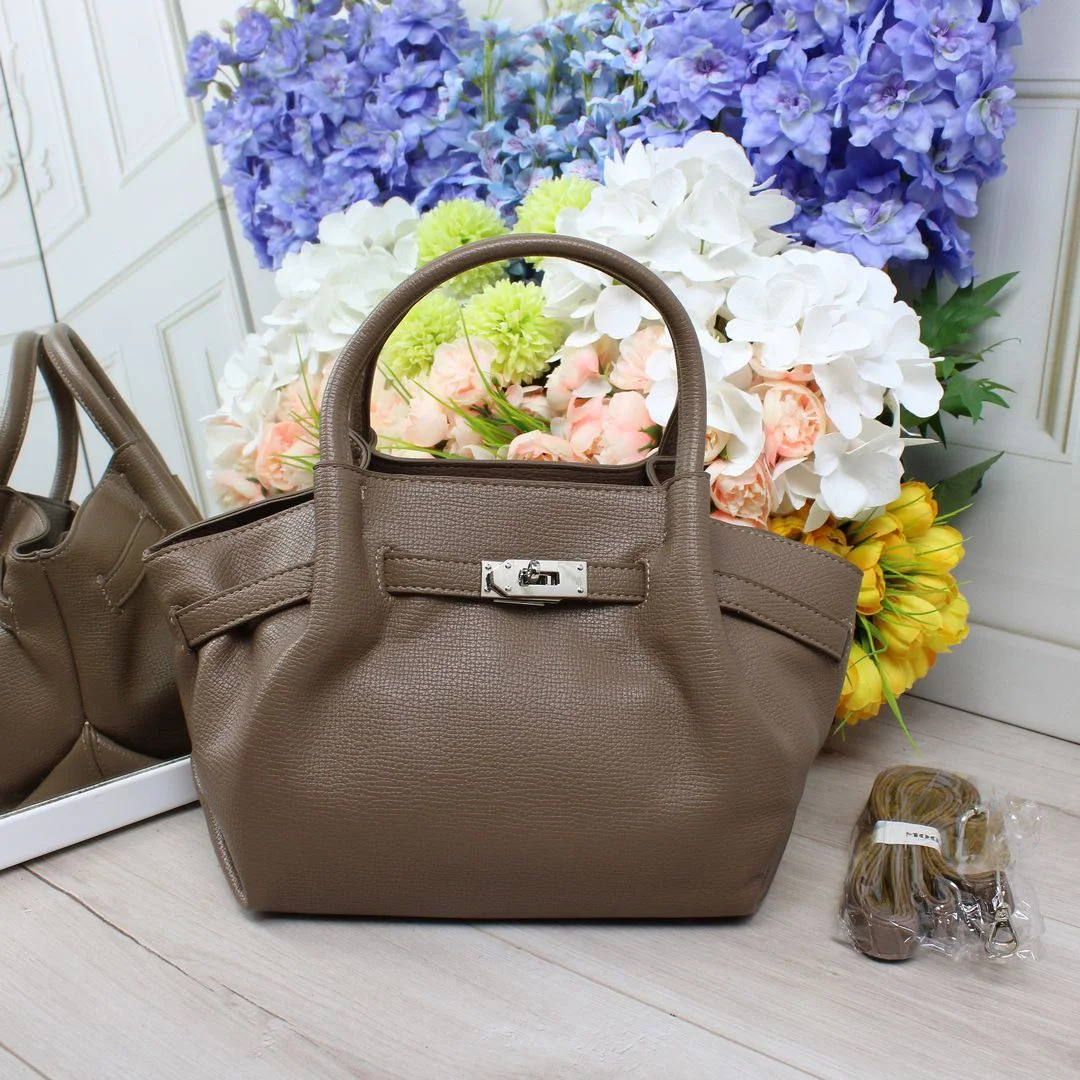 Жіноча сумка-тоут капучіно з екошкіри через плече з регульованим ременем