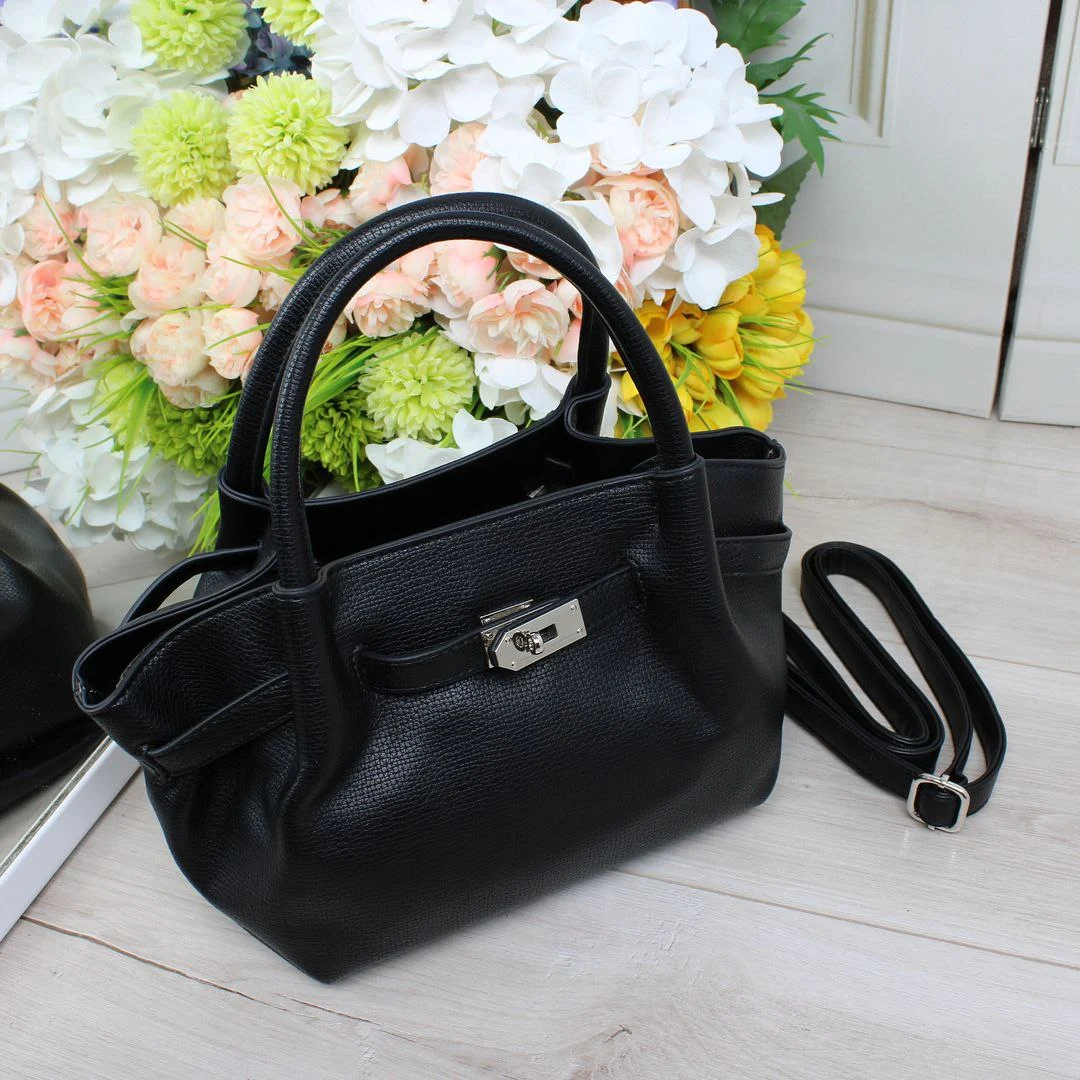 Жіноча чорна сумка-тоут з екошкіри через плече з регульованим ременем