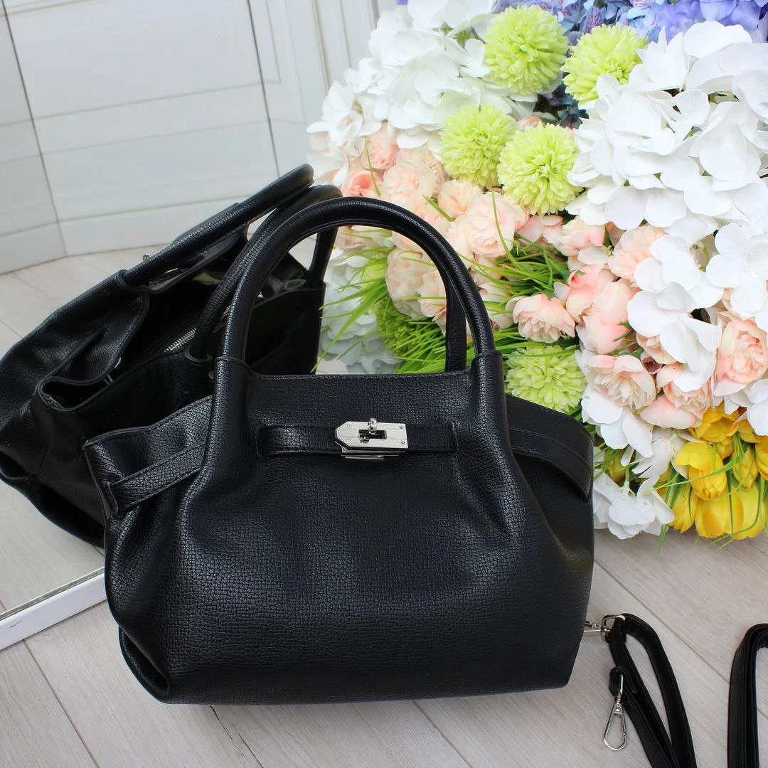 Жіноча чорна сумка-тоут з екошкіри через плече з регульованим ременем