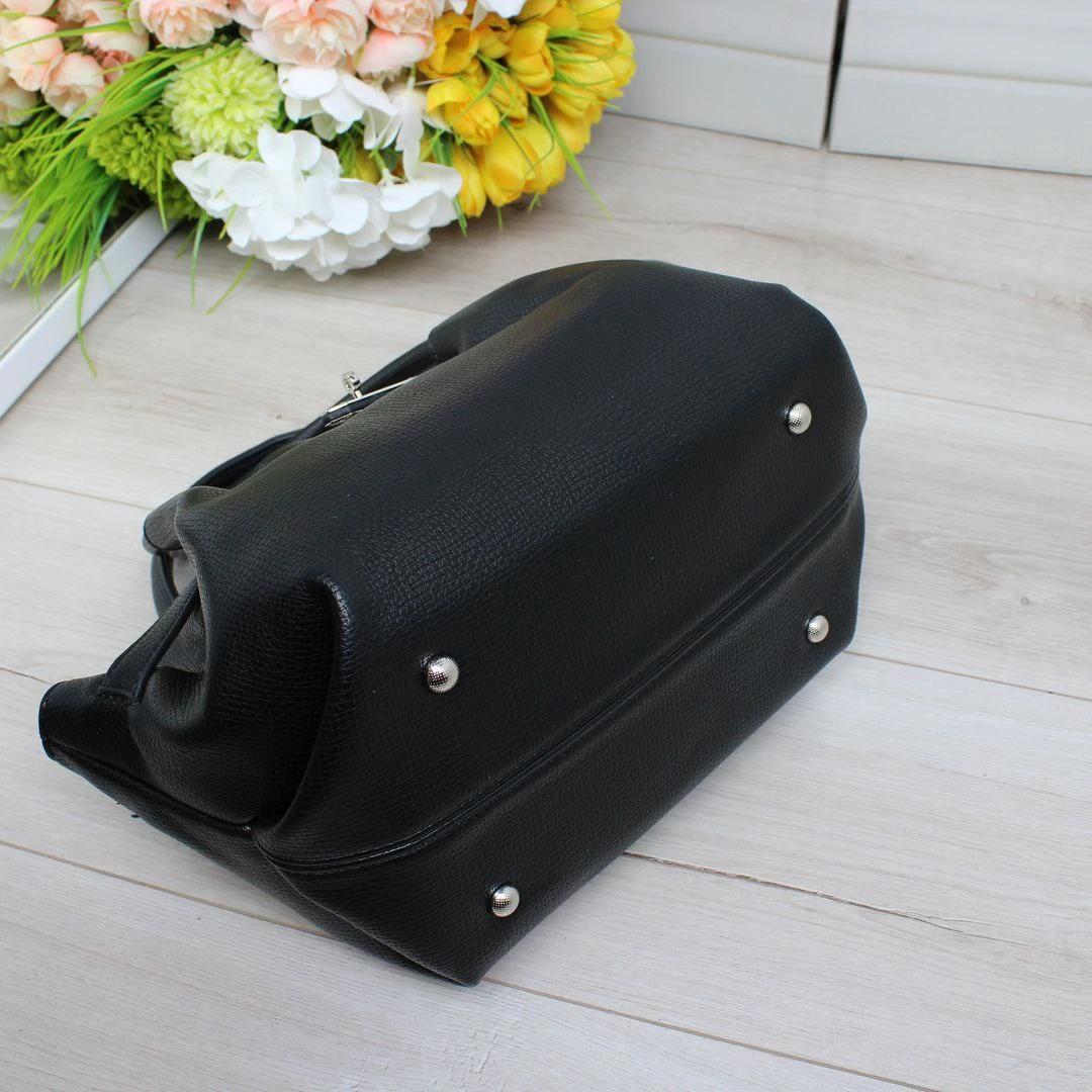 Жіноча чорна сумка-тоут з екошкіри через плече з регульованим ременем