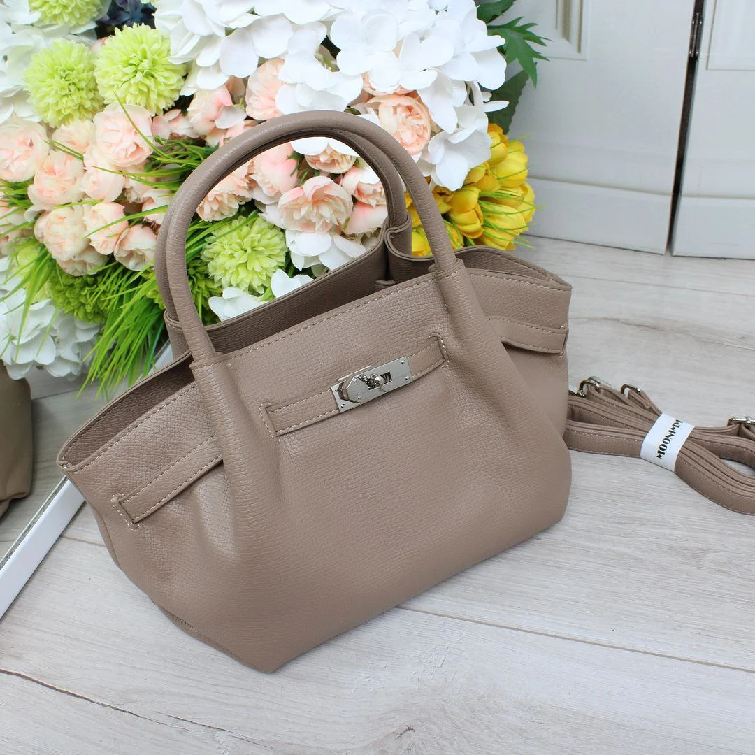 Жіноча бежева сумка тоут з екошкіри через плече з регульованим ременем