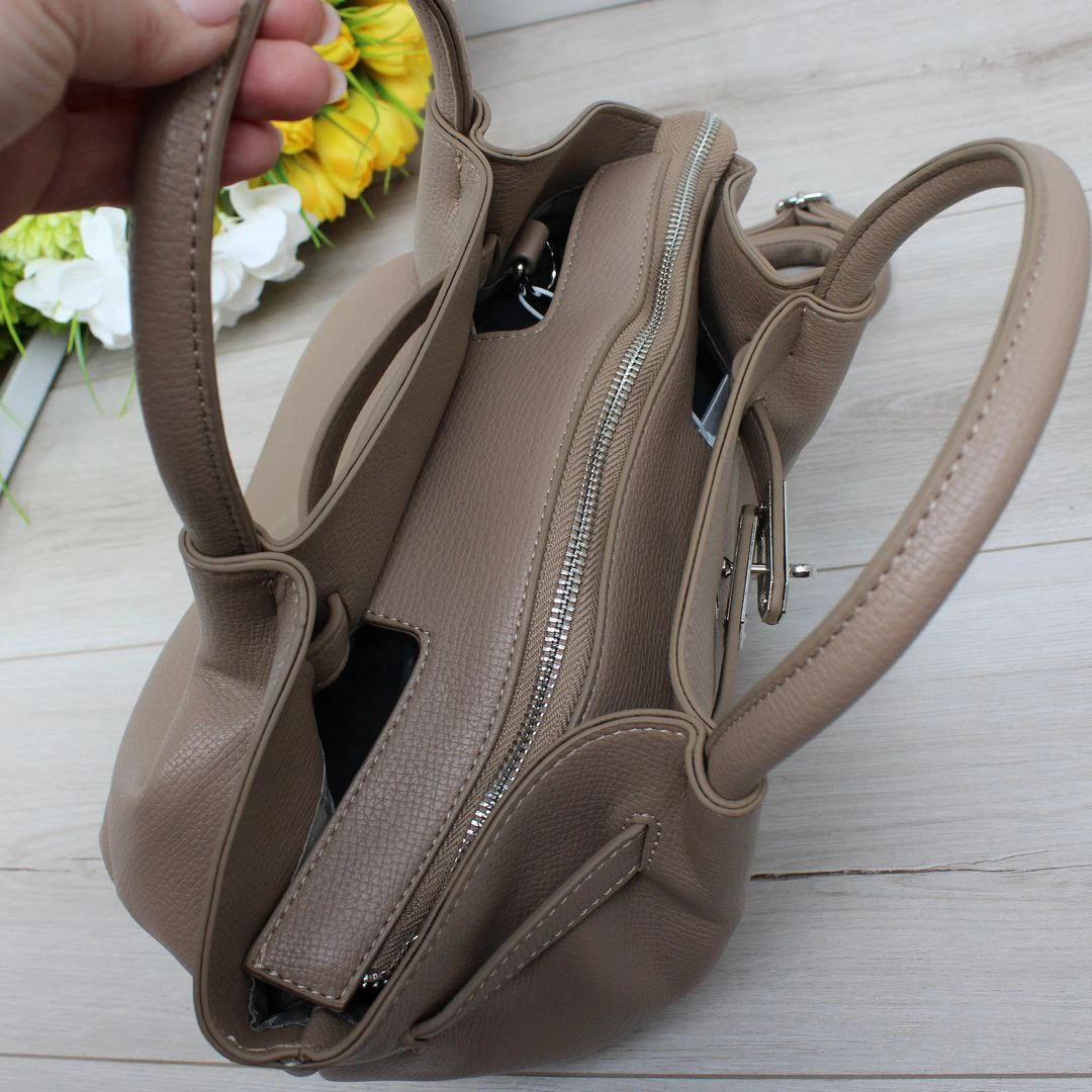 Жіноча бежева сумка тоут з екошкіри через плече з регульованим ременем