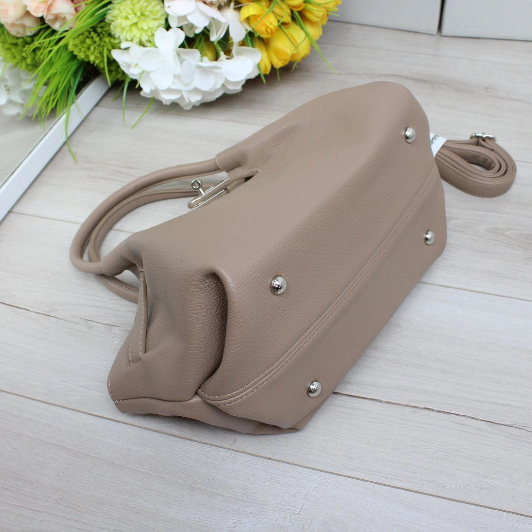 Жіноча бежева сумка тоут з екошкіри через плече з регульованим ременем