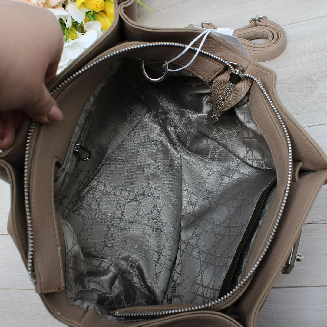 Жіноча бежева сумка тоут з екошкіри через плече з регульованим ременем